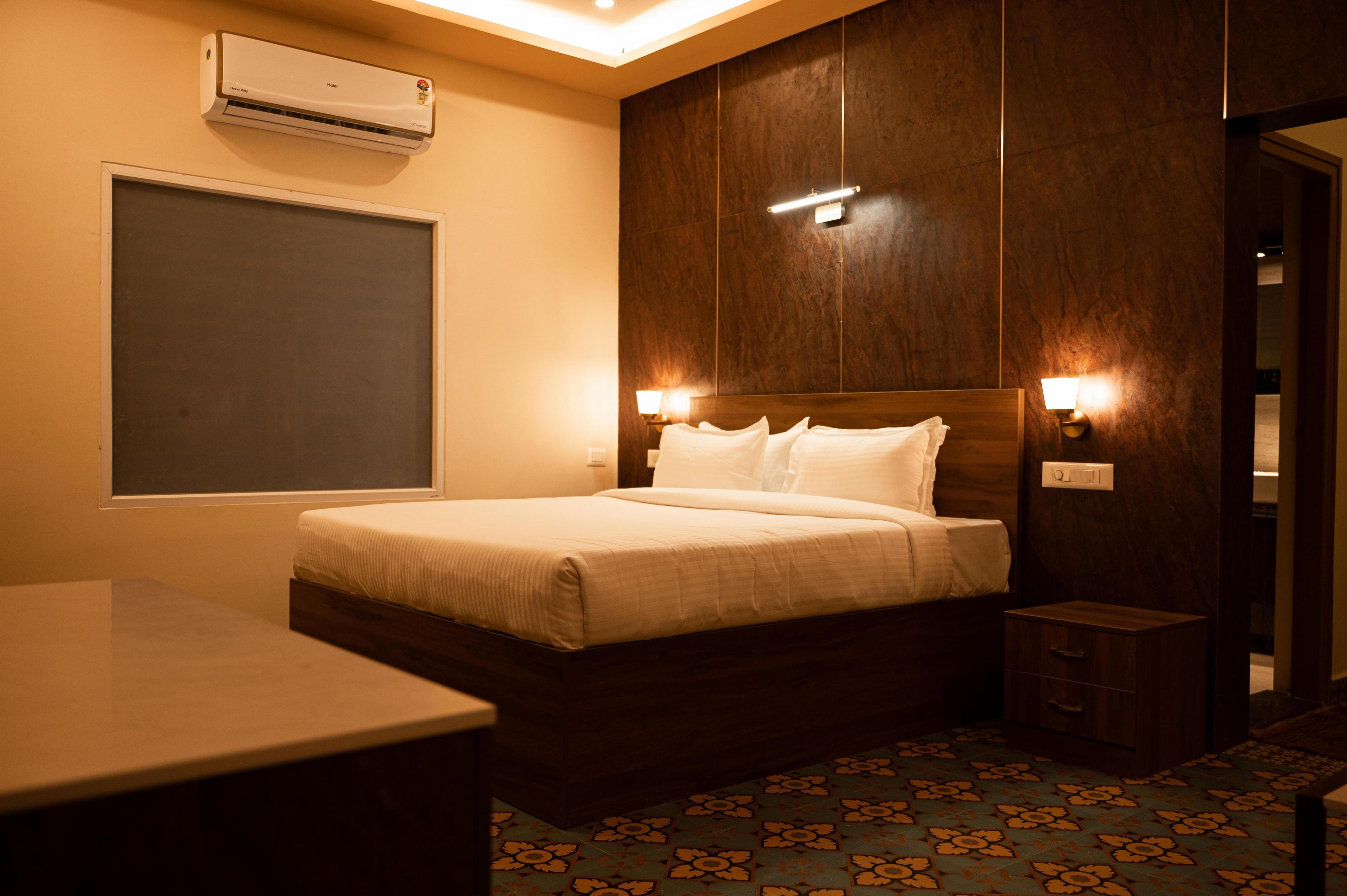 Poojari's Nirantara Mysuru Room Type - Deluxe Room