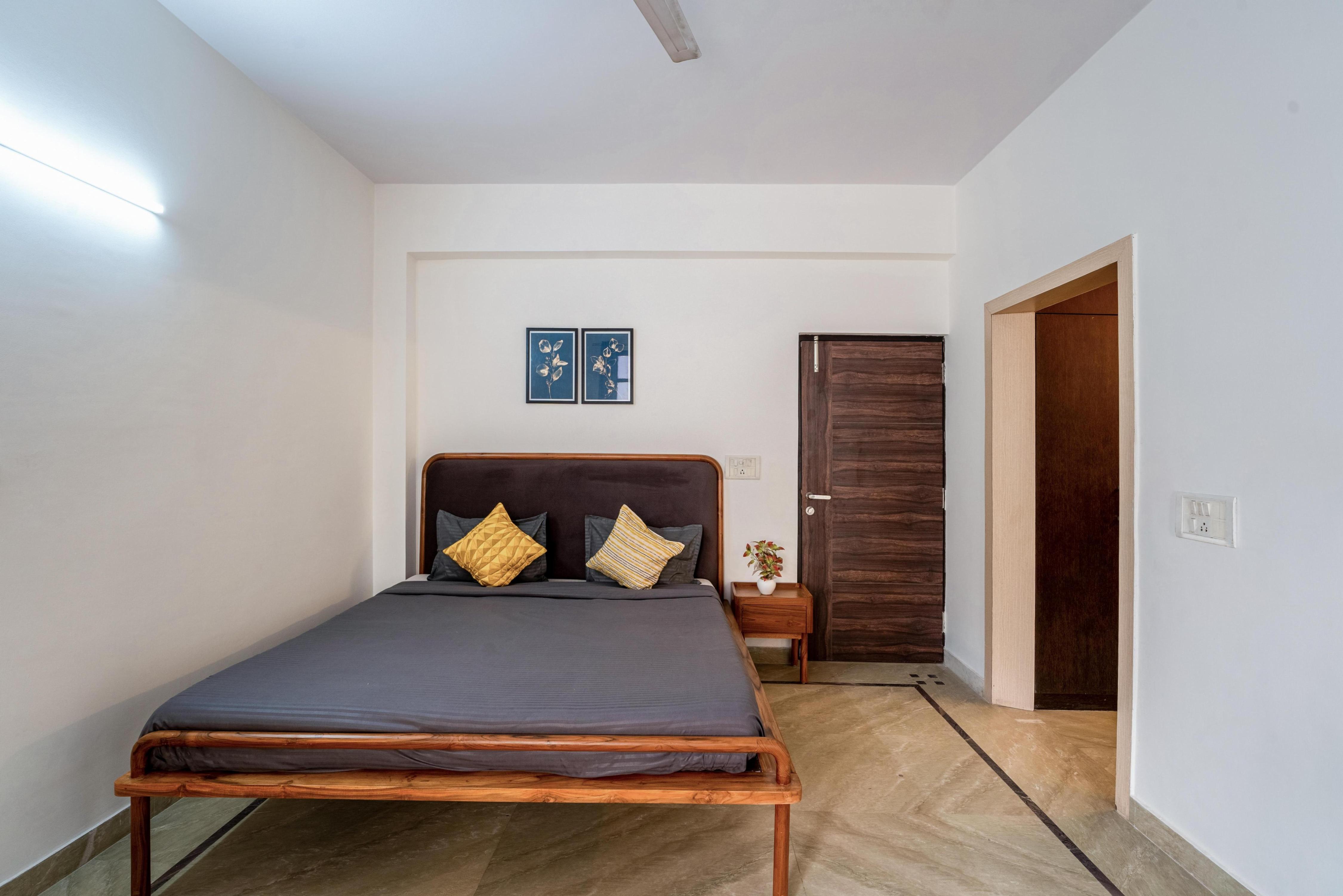Sliceinn Yucca Room Type - 102 - Premium room with Attached bath and Balcony