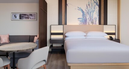 Courtyard by Marriott Colva Room Type - Premium room King Bed with Bathtub