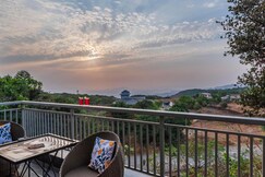 SaffronStays Hillside Harrier (Couple's Retreat)
