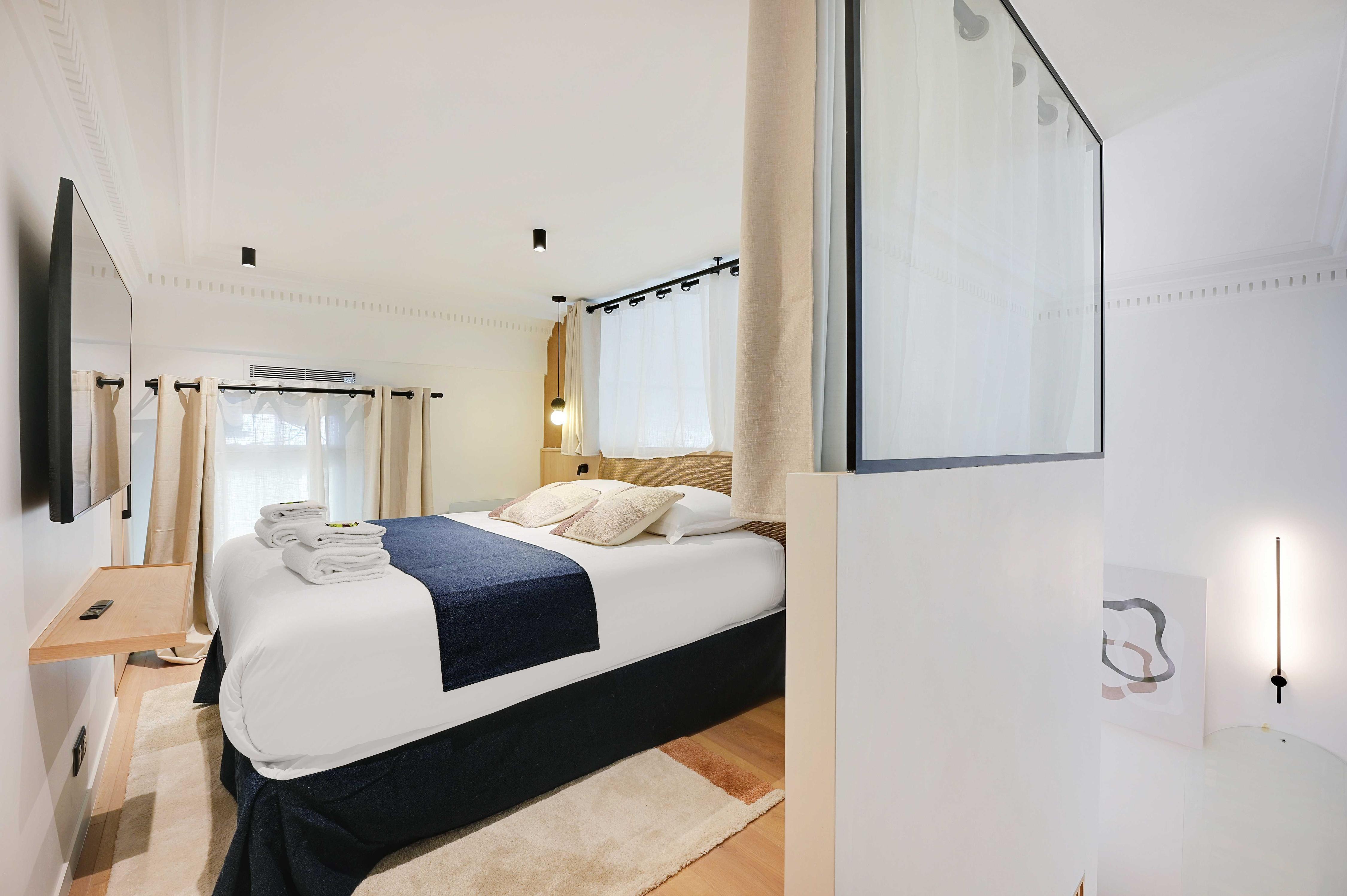 Elegant apartment - 2BR-6P - Palais Royal - Tap to explore photos