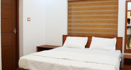 Neom's golden gate Room Type - EXECUTIVE TRIPLE ROOM