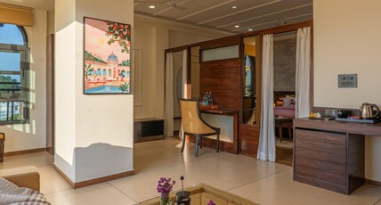 Perfectstayz Premium Udaipur by the Lake Room Type - Imperial suite with bathtub and lake view