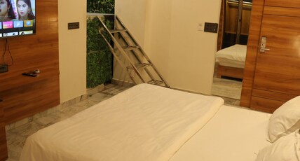 Hotel HS INN | Swimming Pool Rooms Room Type - Luxury Room | Private Swimming Pool