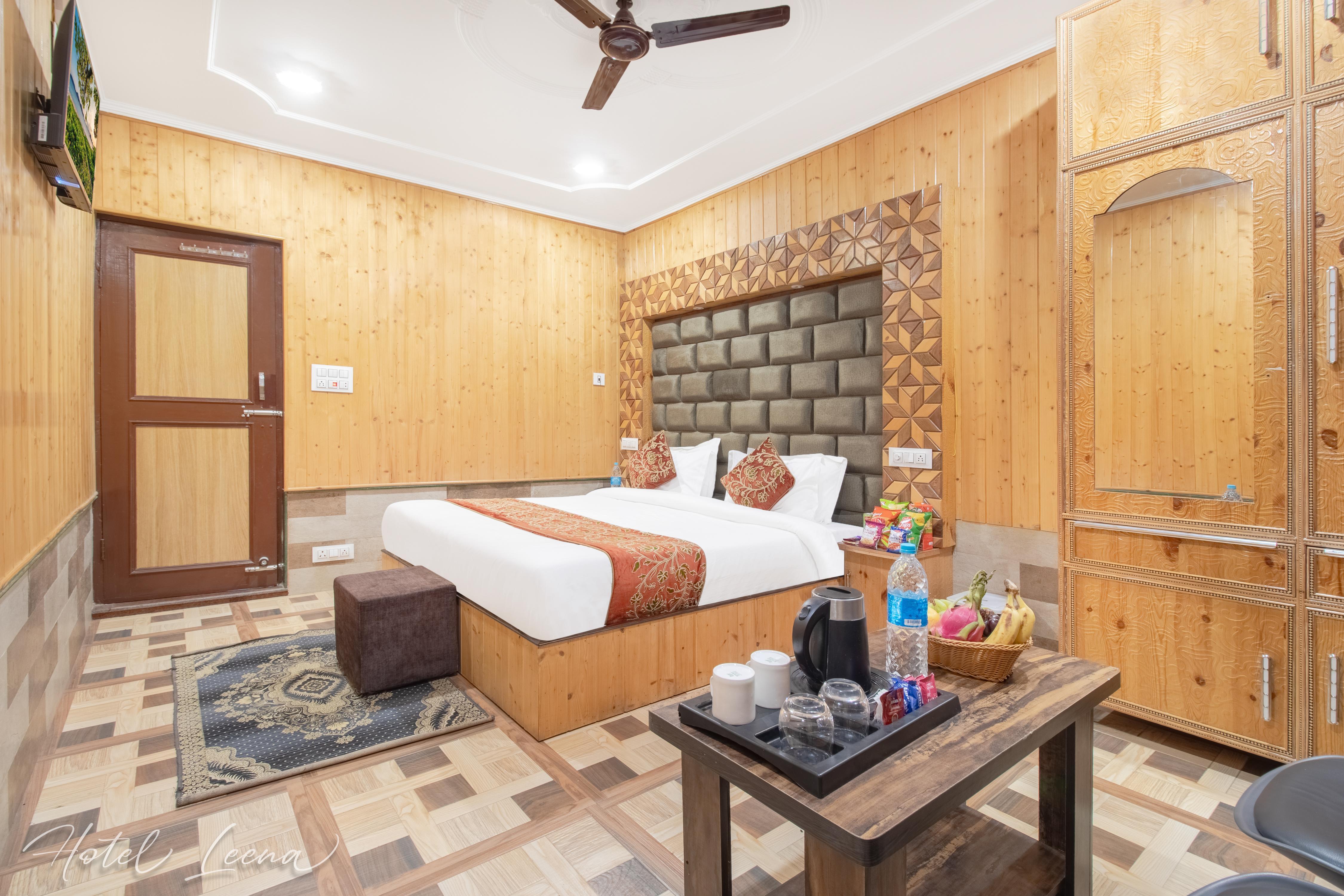 Hotel Leena 5mins walk to Dal Lake by Aura Stays - Tap to explore photos