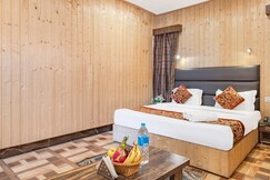 Hotel Leena  5mins walk to Dal Lake by Aura Stays