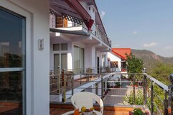 Alaya Stays 2 BHK with Mountain view - Amara Twilight
