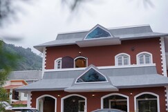 Scarlet Villa by the Greenshelters