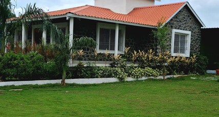 Jijau Farms and Resort Room Type - AC Deluxe Stone Villa Suites Courtyard View