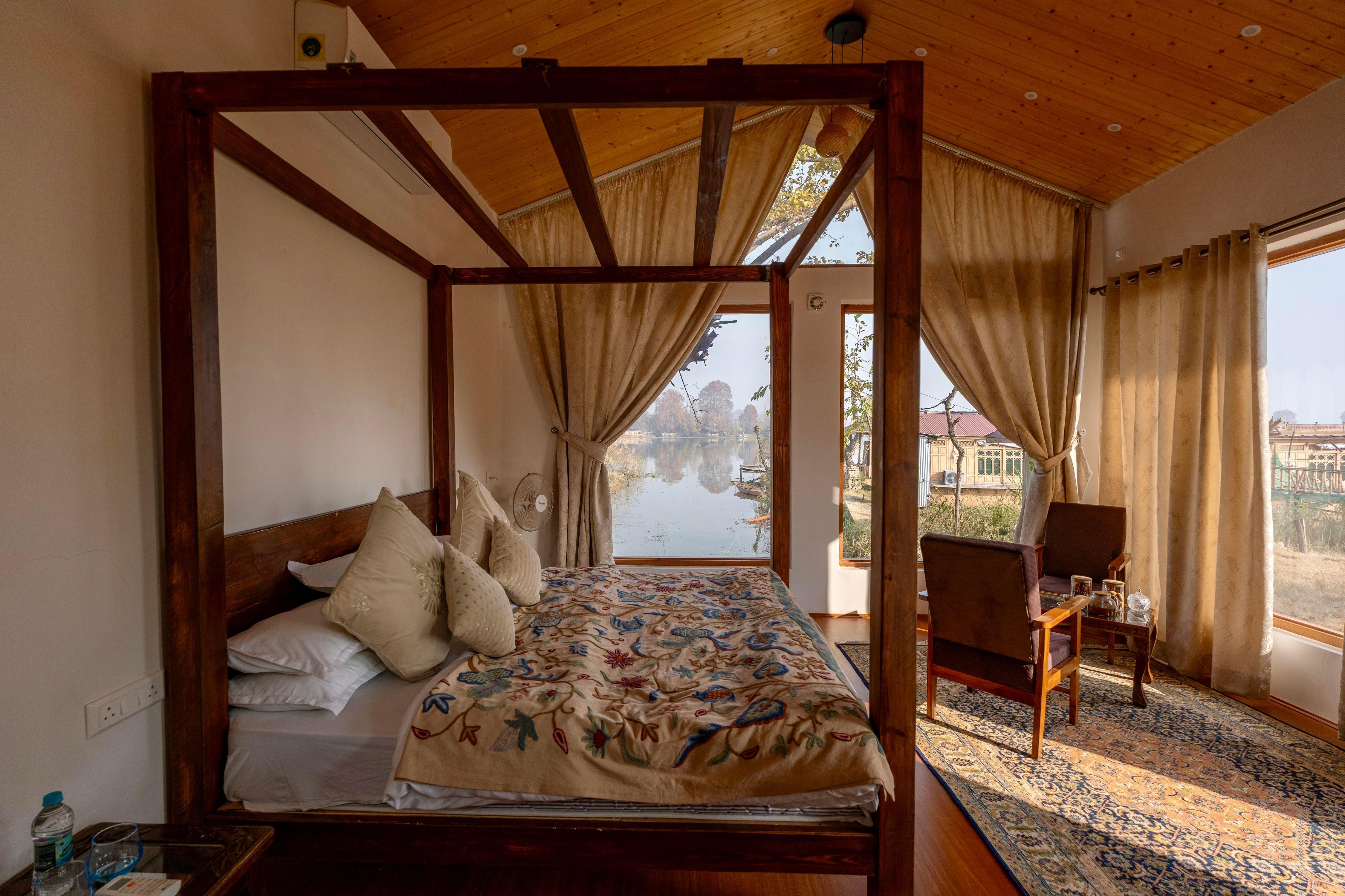 Nigeen Vista Lakeside Chalet