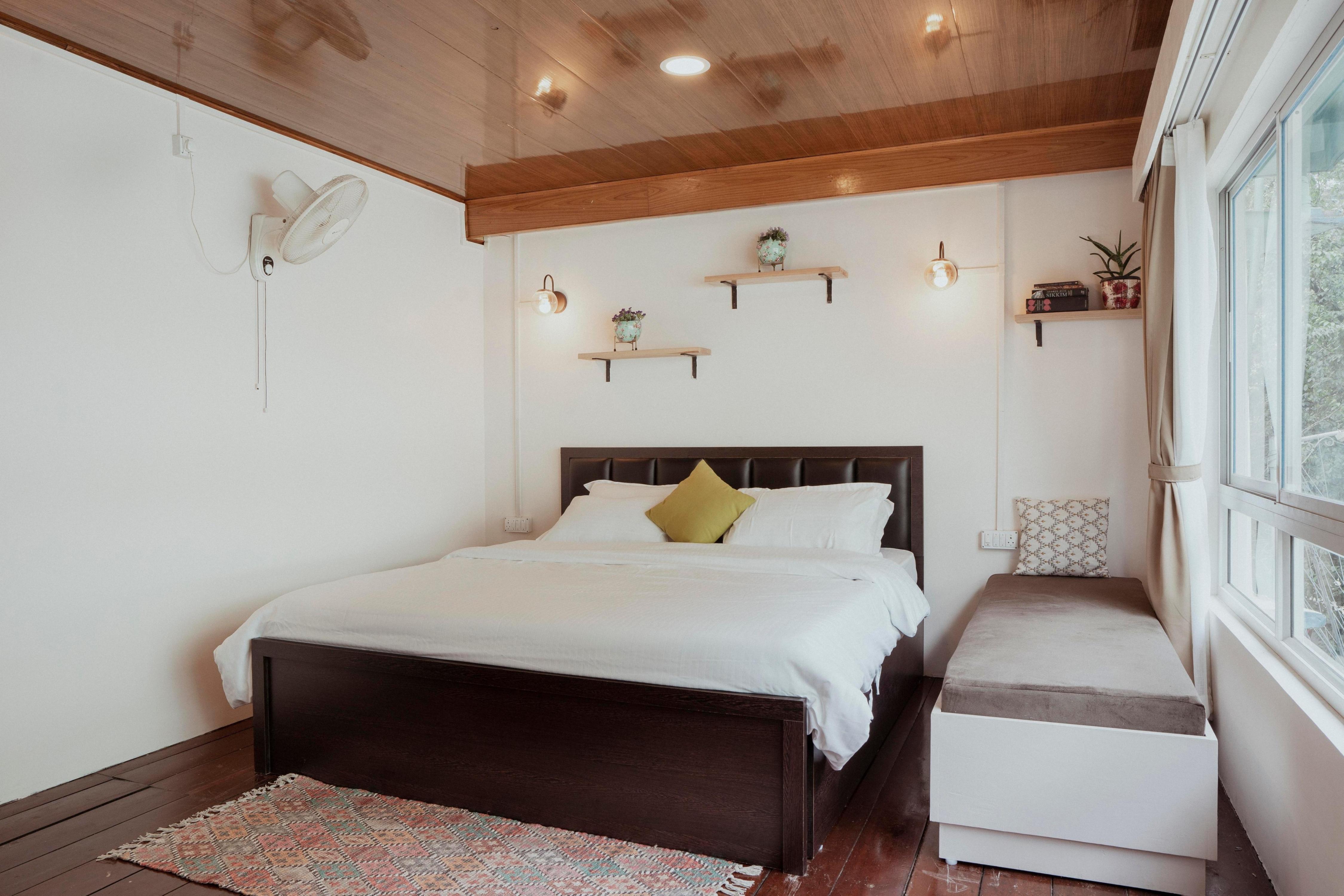 Penthouse - Selvis Inn || 100 Meter from MG Road - Tap to explore photos