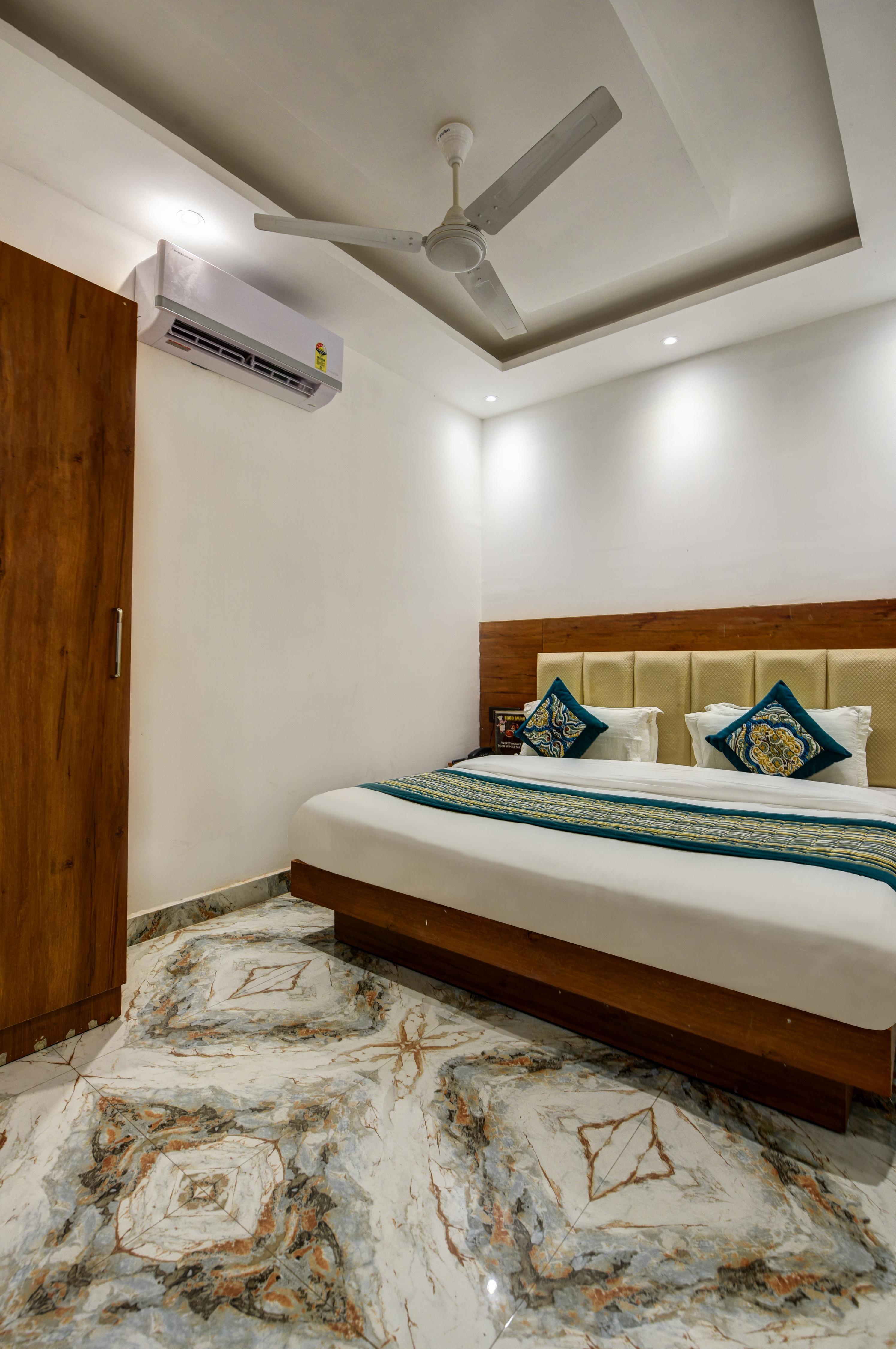 Hotel Bawa Near Nizamuddin Railway Station - Tap to explore photos