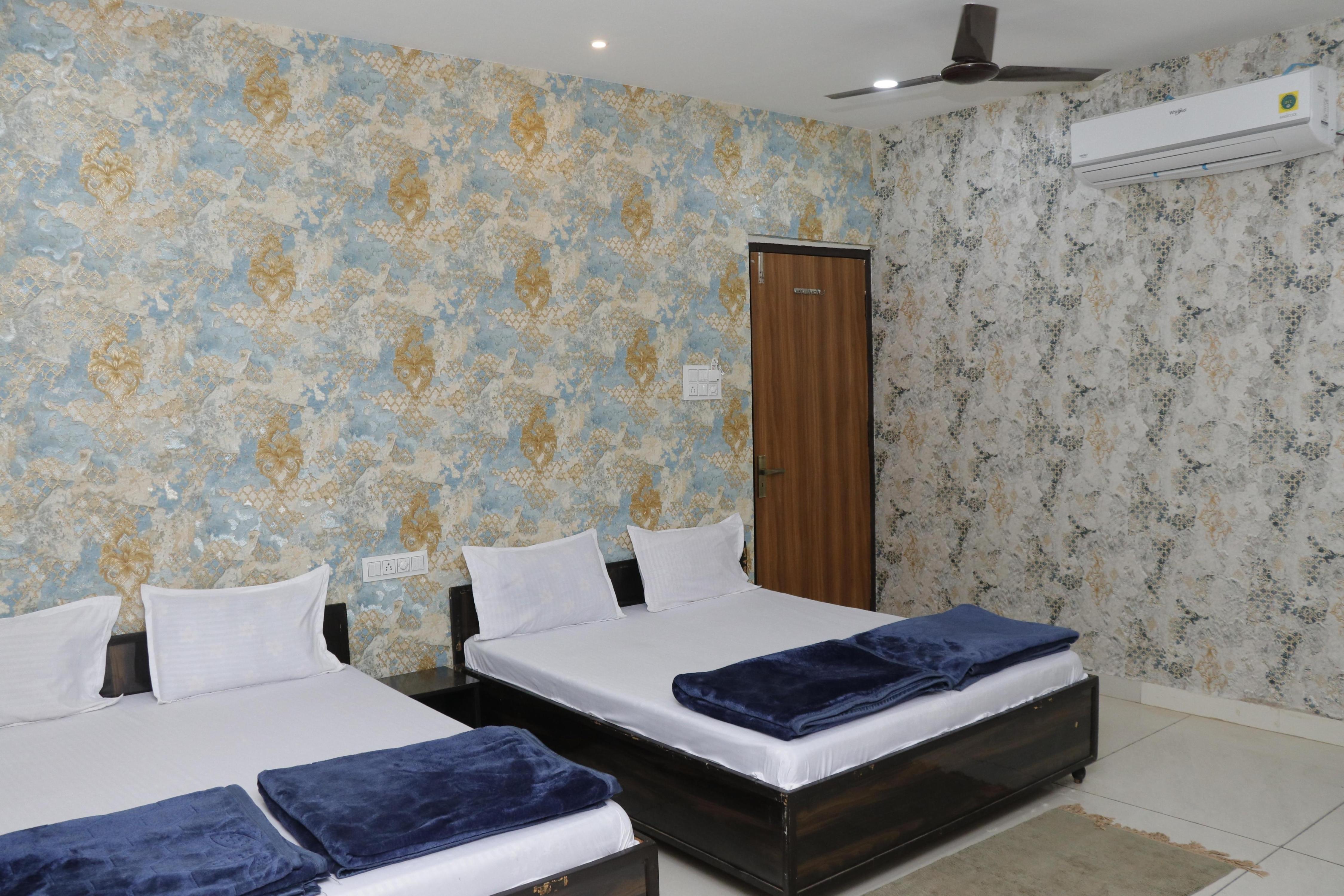 Hotel Emerald - Tap to explore photos