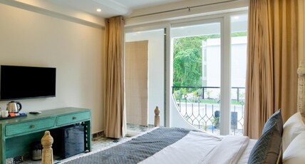 GOA COURTYARD BY THE PORTO ARPORA Room Type - King Suite Pool view with private balcony