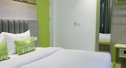 Le Roi Express @ Karol Bagh Room Type - Deluxe Queen Bed Room