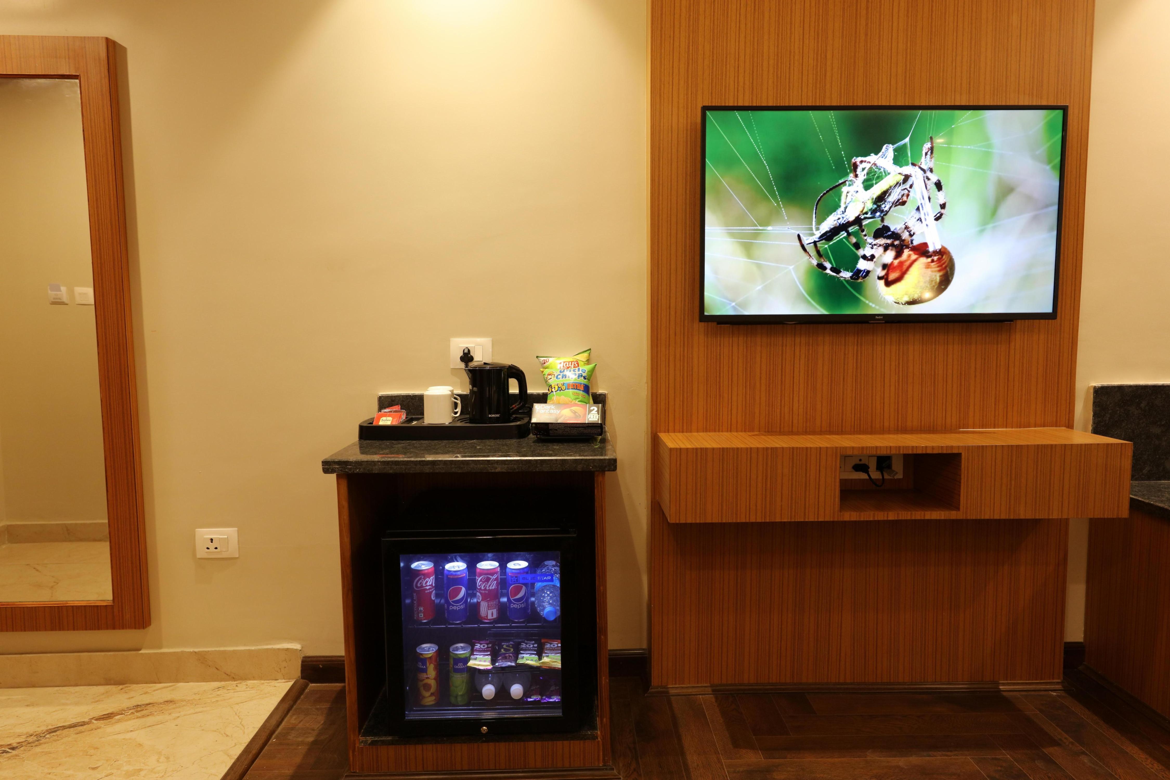 Hotel Blanco - 2mins Drive to Dal Lake - Tap to explore photos