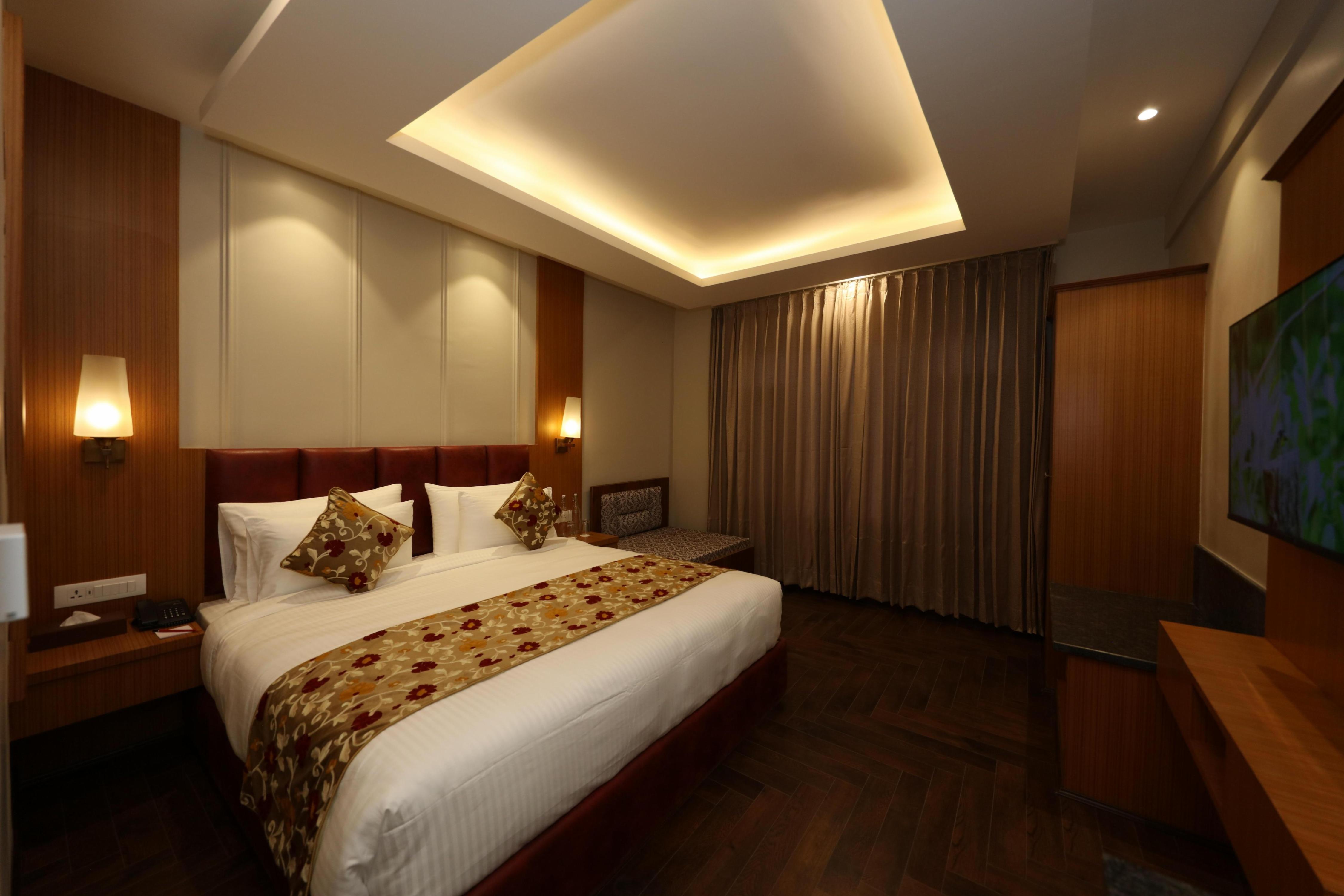 Hotel Blanco - 2mins Drive to Dal Lake - Tap to explore photos