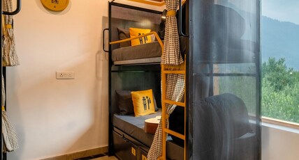 The Hosteller Old Manali, Manu Temple Room Type - Bed in 4 Bed Mixed Dormitory with Valley View