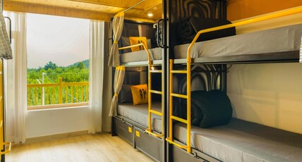 The Hosteller Old Manali, Manu Temple Room Type - Bed in 6 Bed Mixed Dormitory with Balcony and Valley View