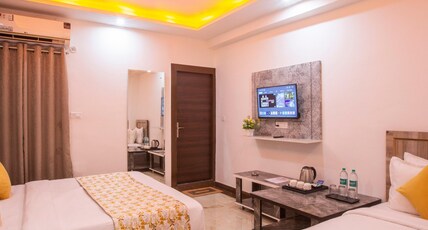Roomsity Pride Room Type - Deluxe Triple Room