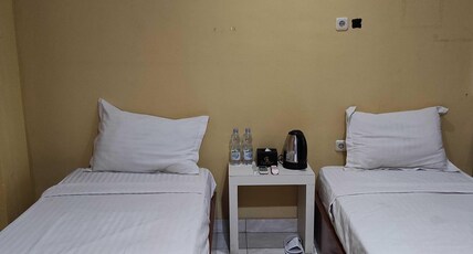 Hotel O Wisma Syariah Lahundape Room Type - Indonesia Standard Twin
