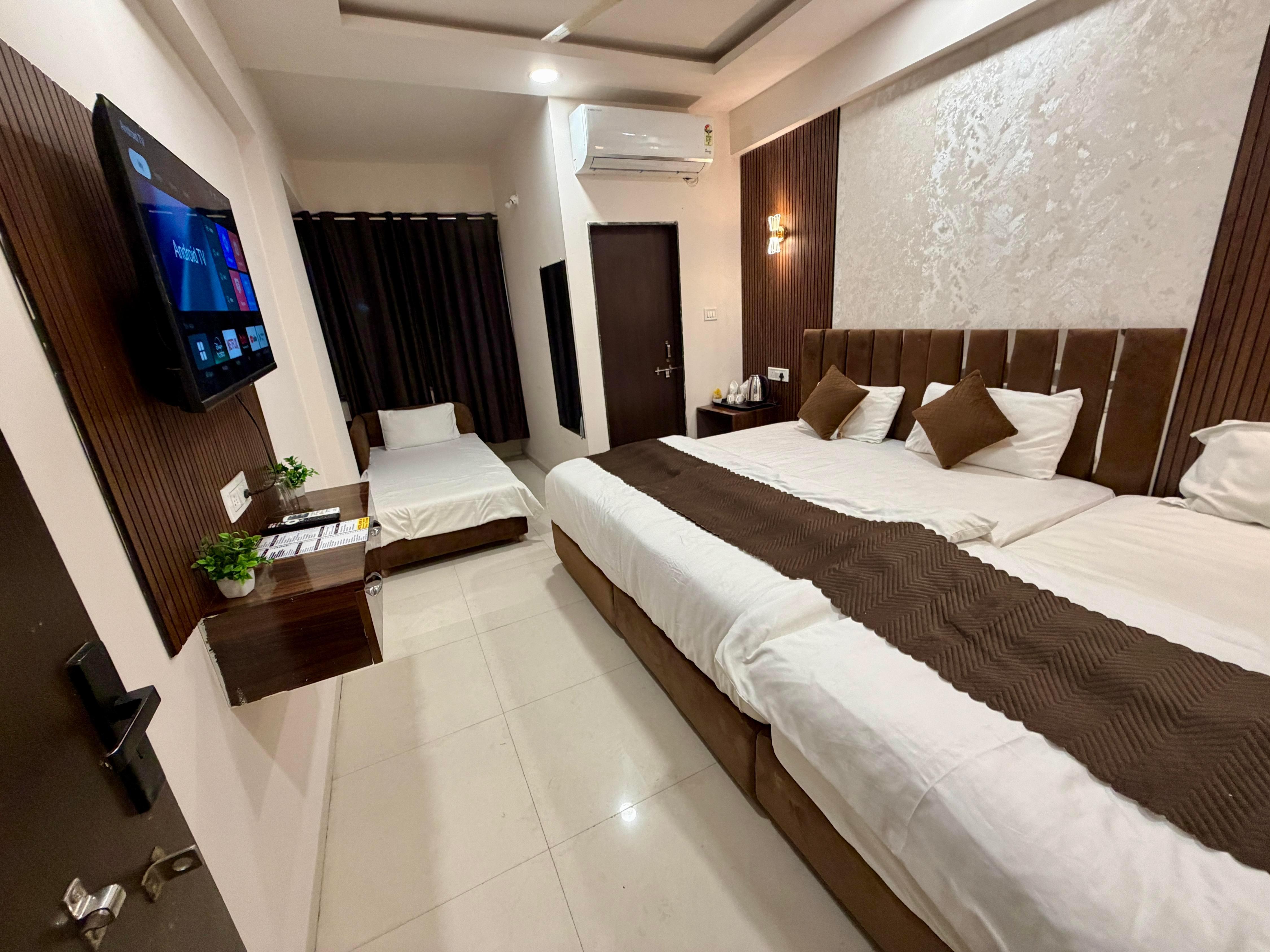 kiwi inn hotel, Vijay Nagar, Scheme No. 78 Room Type - 4 Bed Family Suit Suite Room