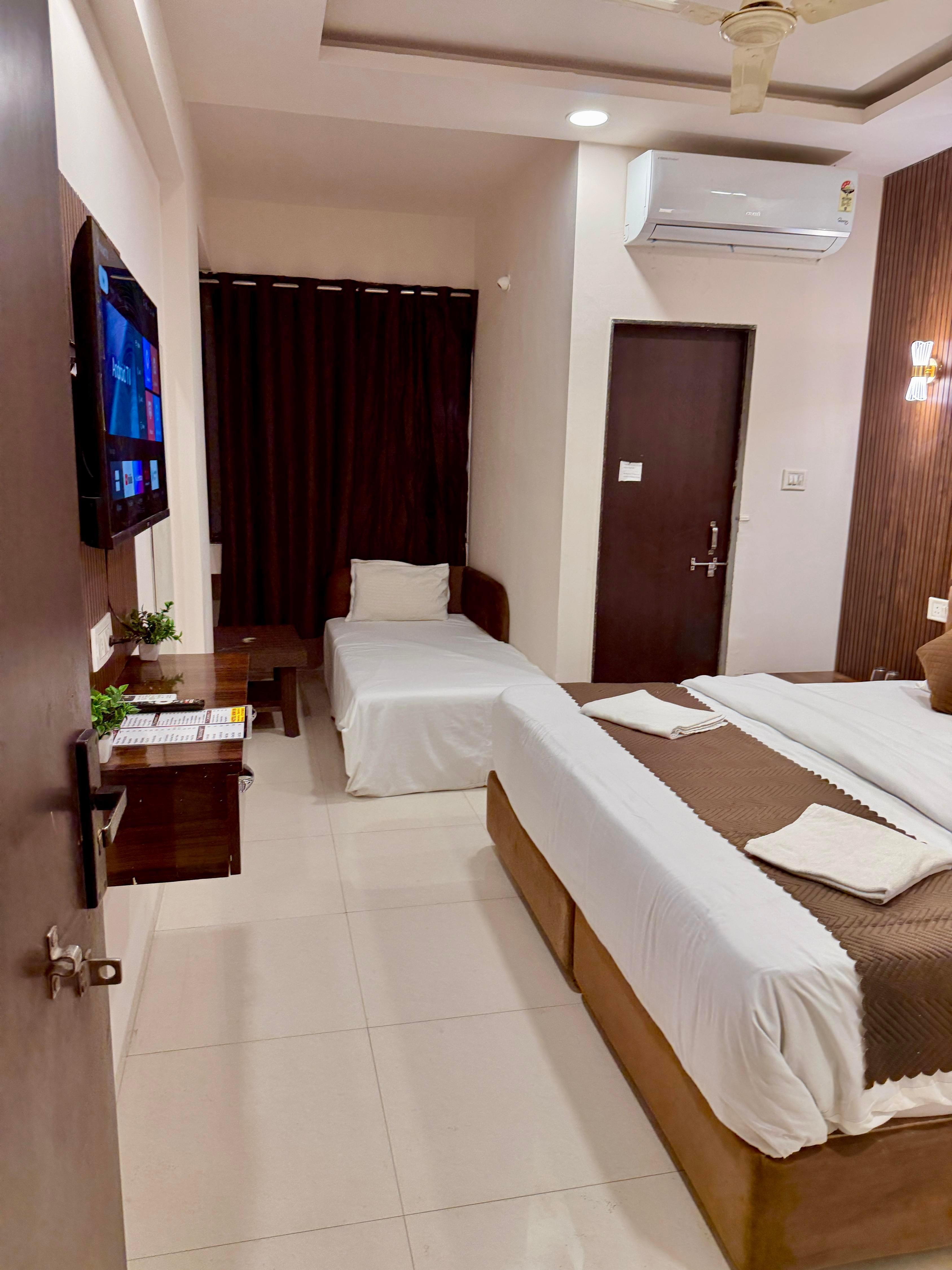 kiwi inn hotel, Vijay Nagar, Scheme No. 78 - Tap to explore photos