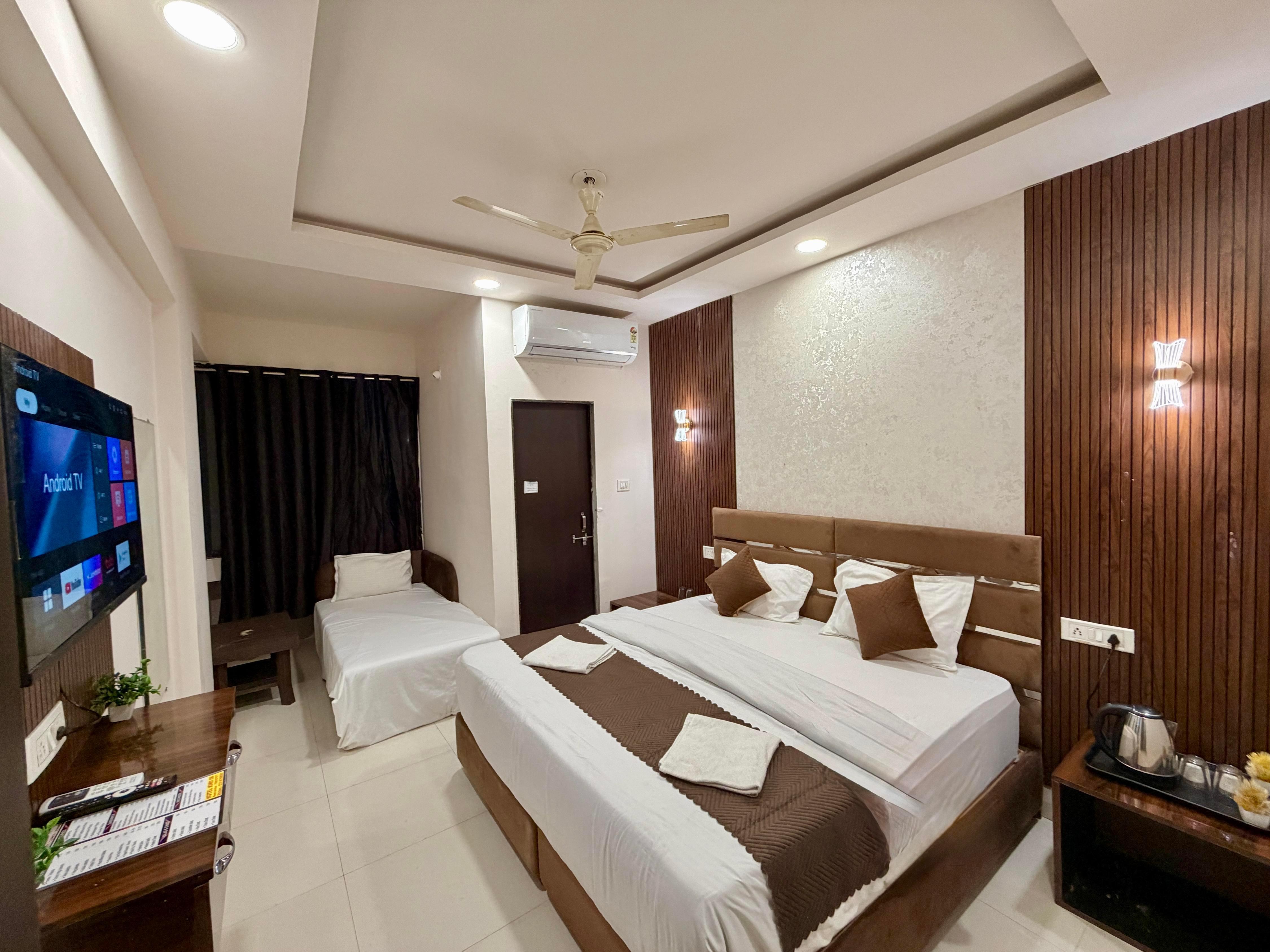 kiwi inn hotel, Vijay Nagar, Scheme No. 78 Room Type - 3 Bed Family Suit Suite Room