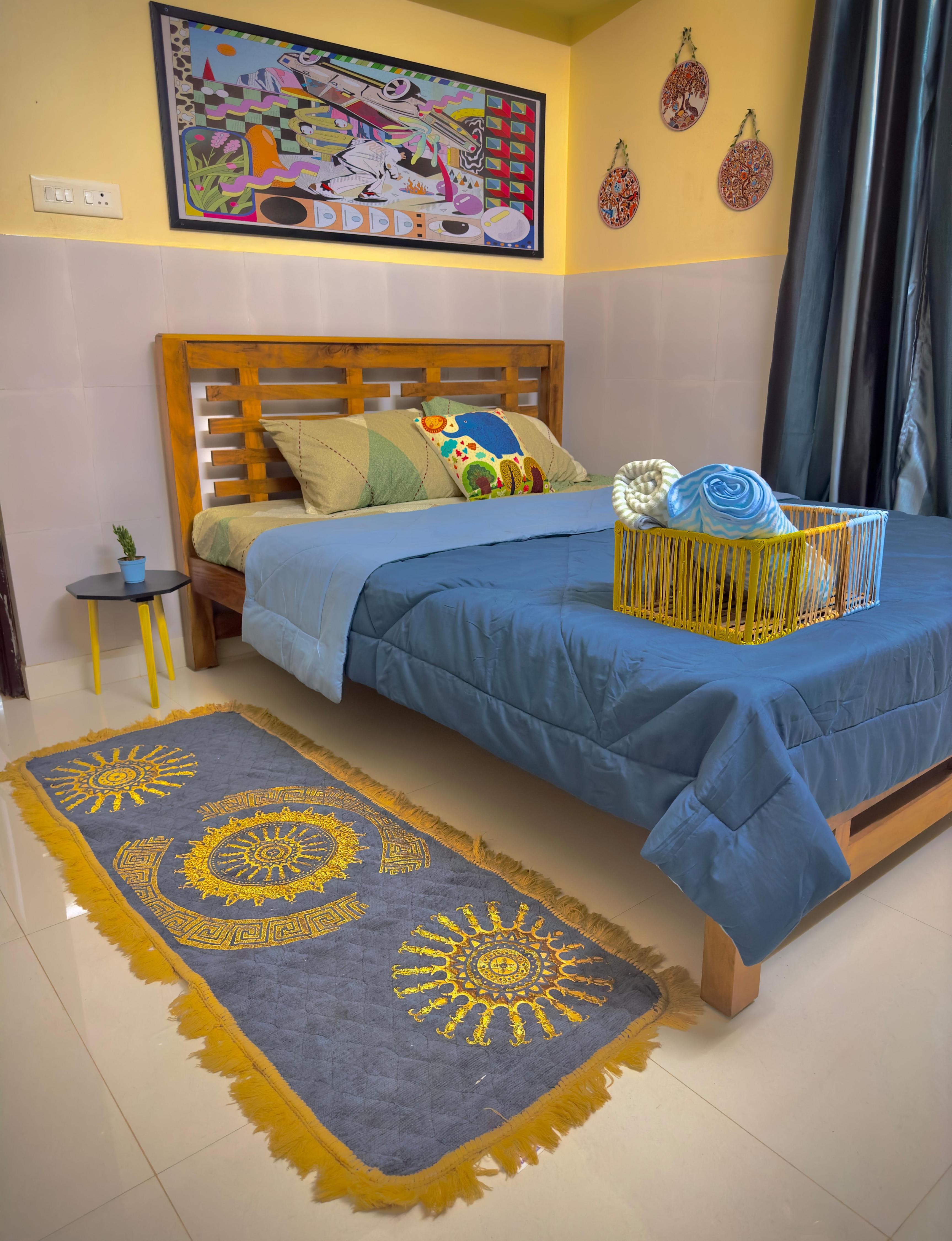 The Yellow Submarine Room Type - Standard Queen