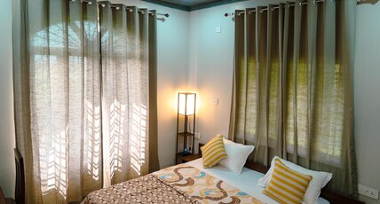 Hoztel Jollygrrant doon Room Type - AC King room with Jungle View