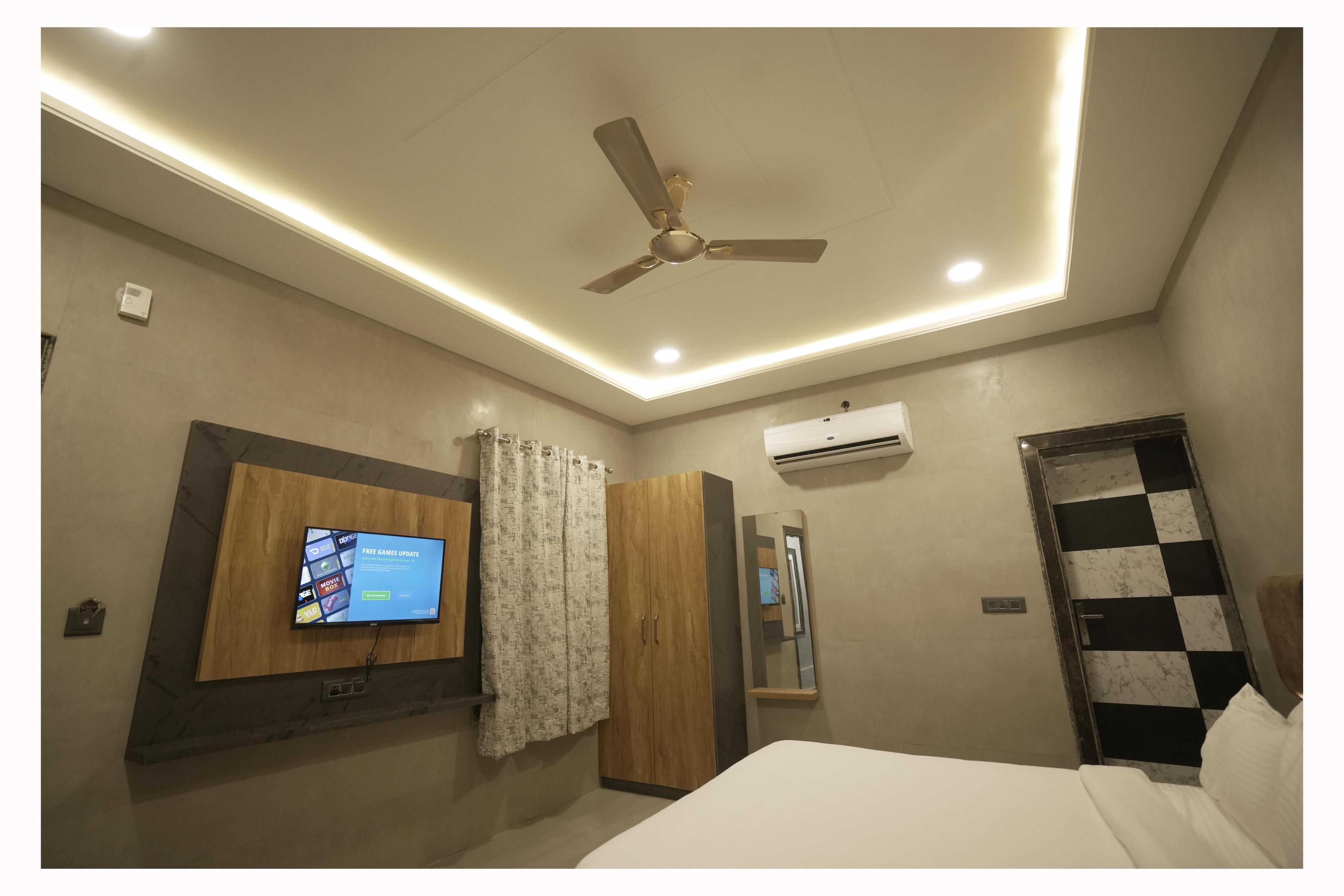 Hotel Maa Vindhyachal Dham-walking distance from Prem Mandir - Tap to explore photos