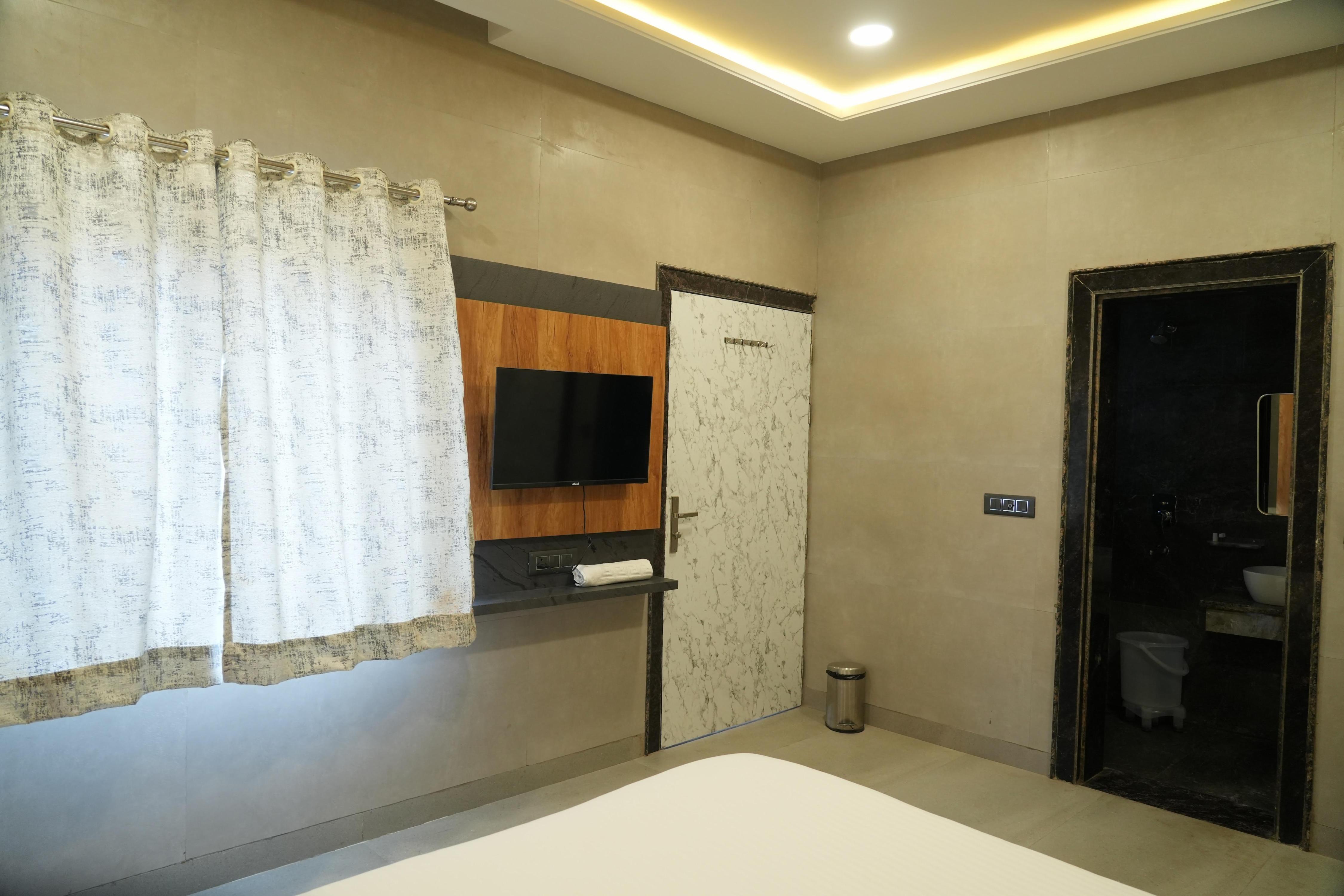 Hotel Maa Vindhyachal Dham-walking distance from Prem Mandir - Tap to explore photos
