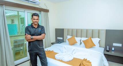 HOTEL SUNBAY - 700 mtr From Jagannath Temple Room Type - Deluxe Room with Balcony