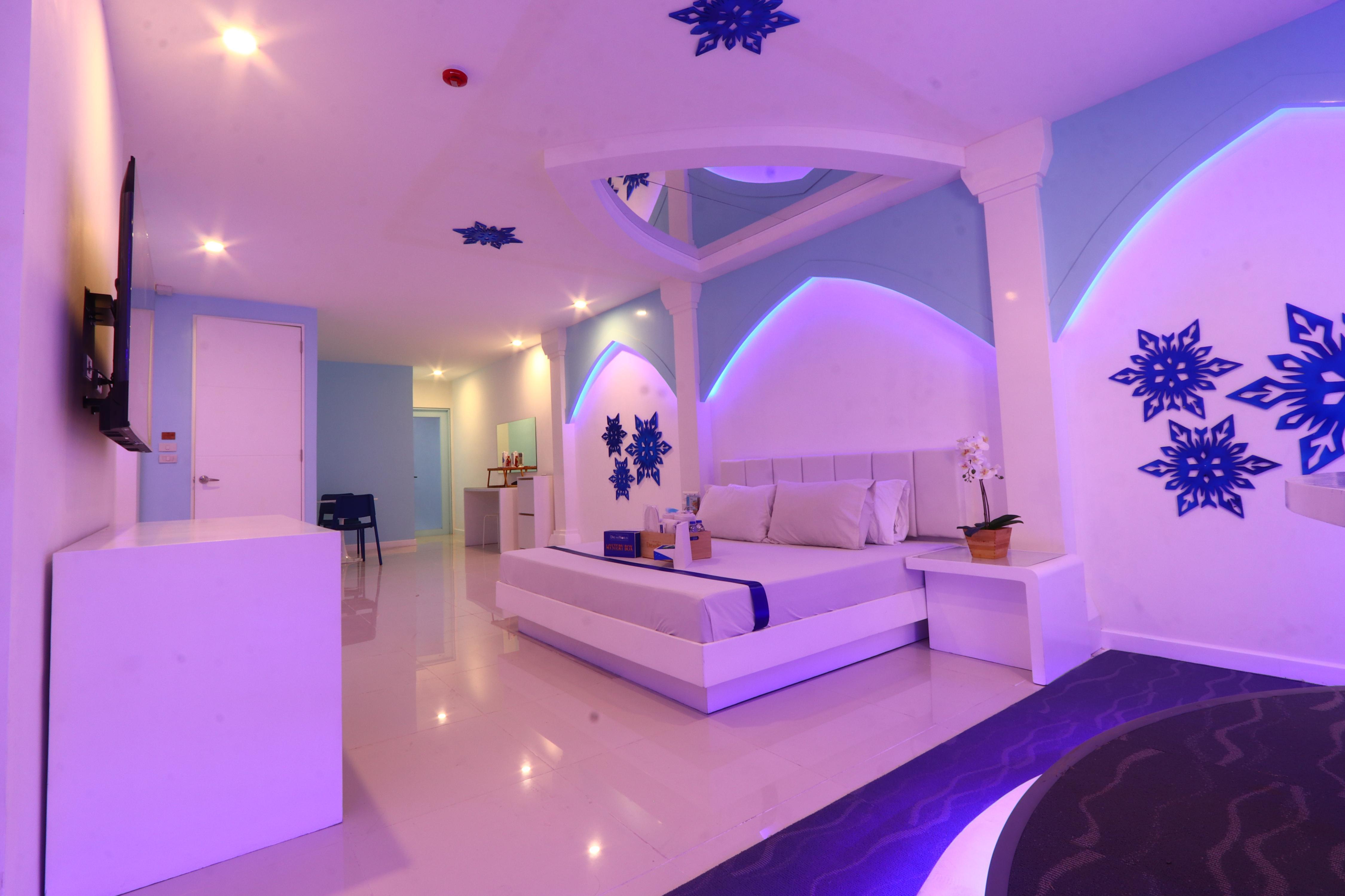 Hotel Dreamworld East Ortigas Room Type - Thematic Suite with Private Garage