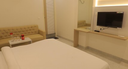 GANPATI HOTEL Room Type - Super Deluxe