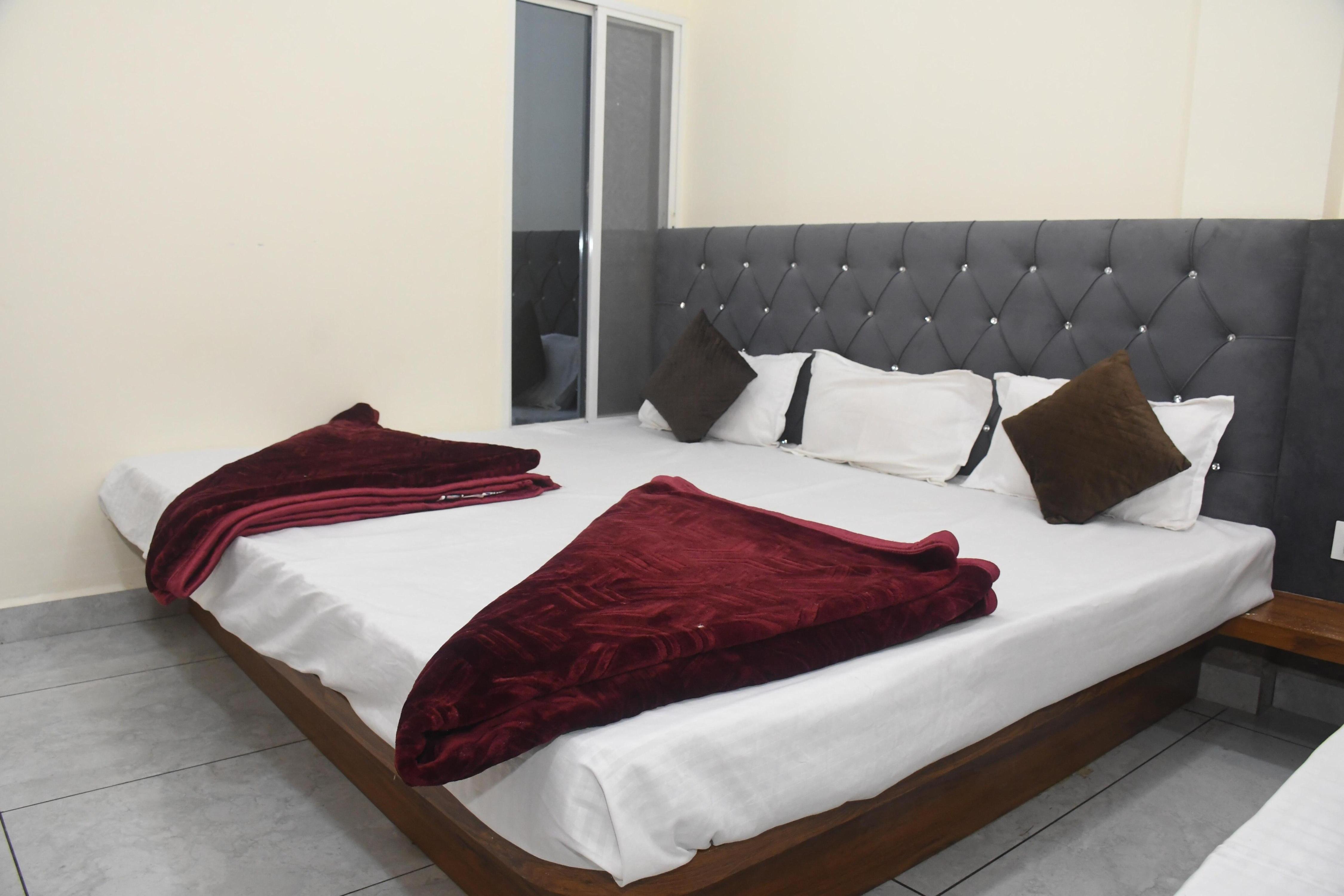 HOTEL OM RATN - Tap to explore photos