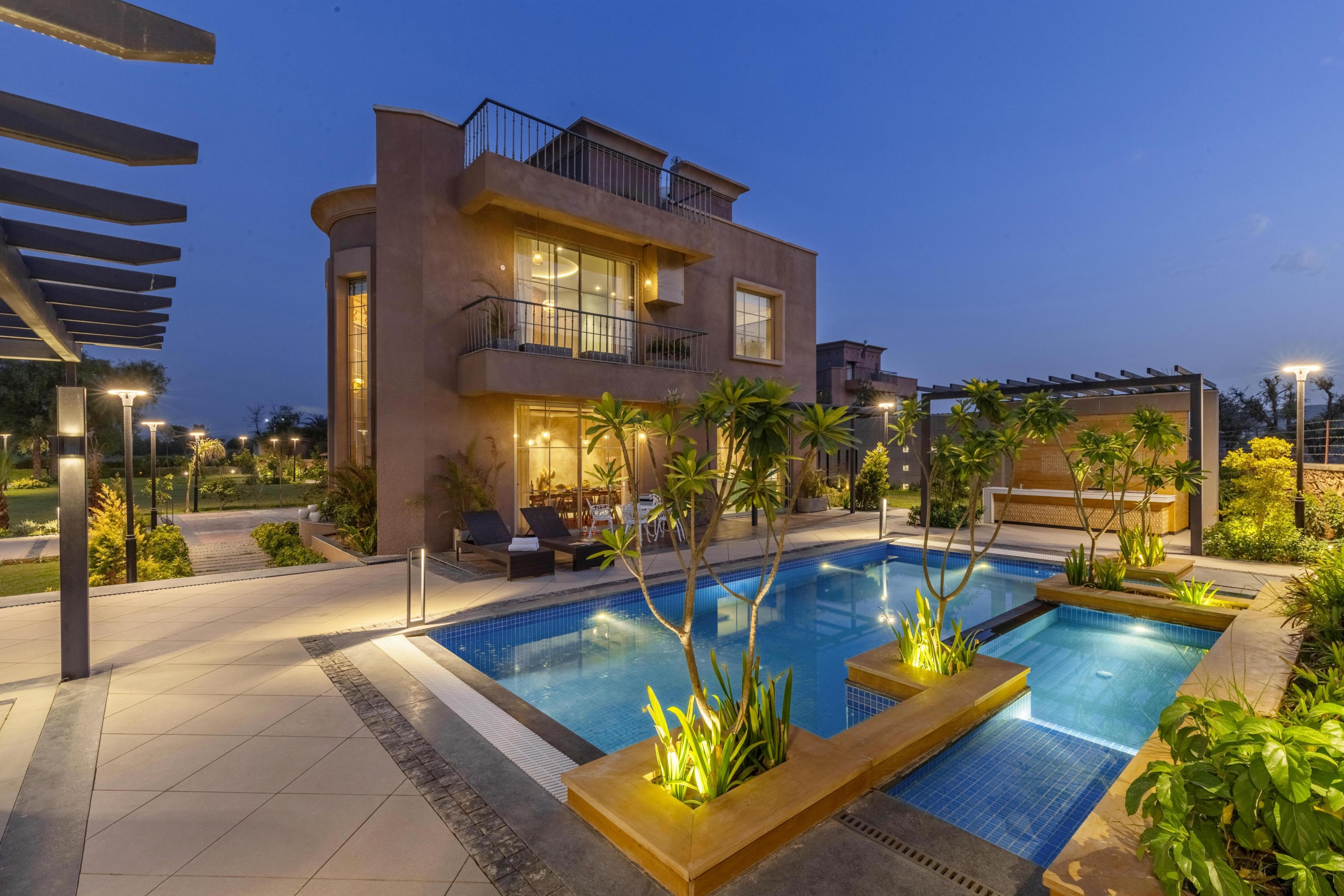 Luxurious 2 BHK Villa with Pvt pool & garden - Tap to explore photos