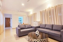 2BR chic Apartment with Pool, Near Neo Majestic