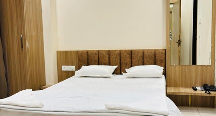 Hotel Shreegopal Room Type - Standard Queen  AC Rooms