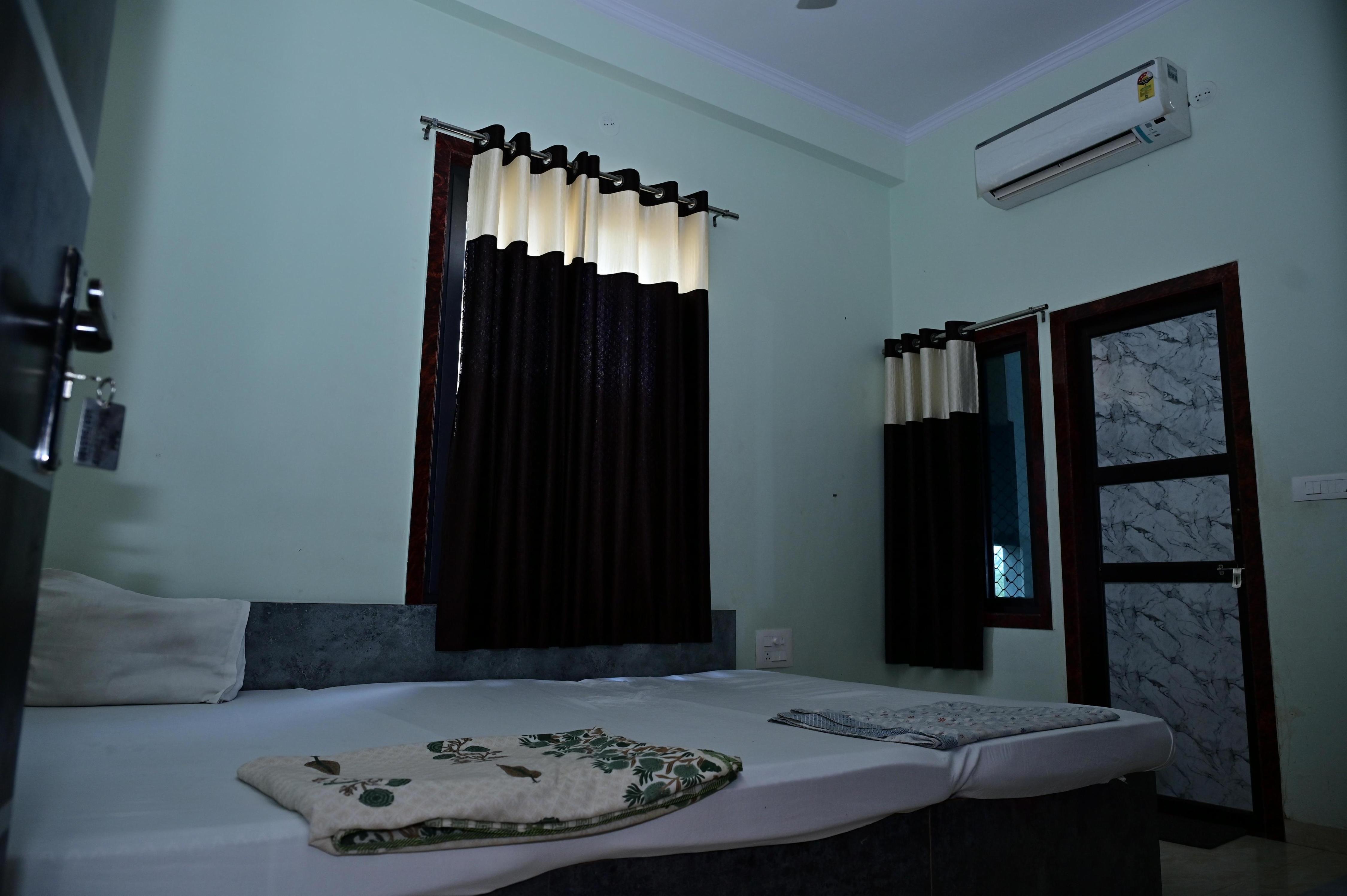Hotel Radha Palace (400 meters from Khatu Shyam Mandir) - Tap to explore photos