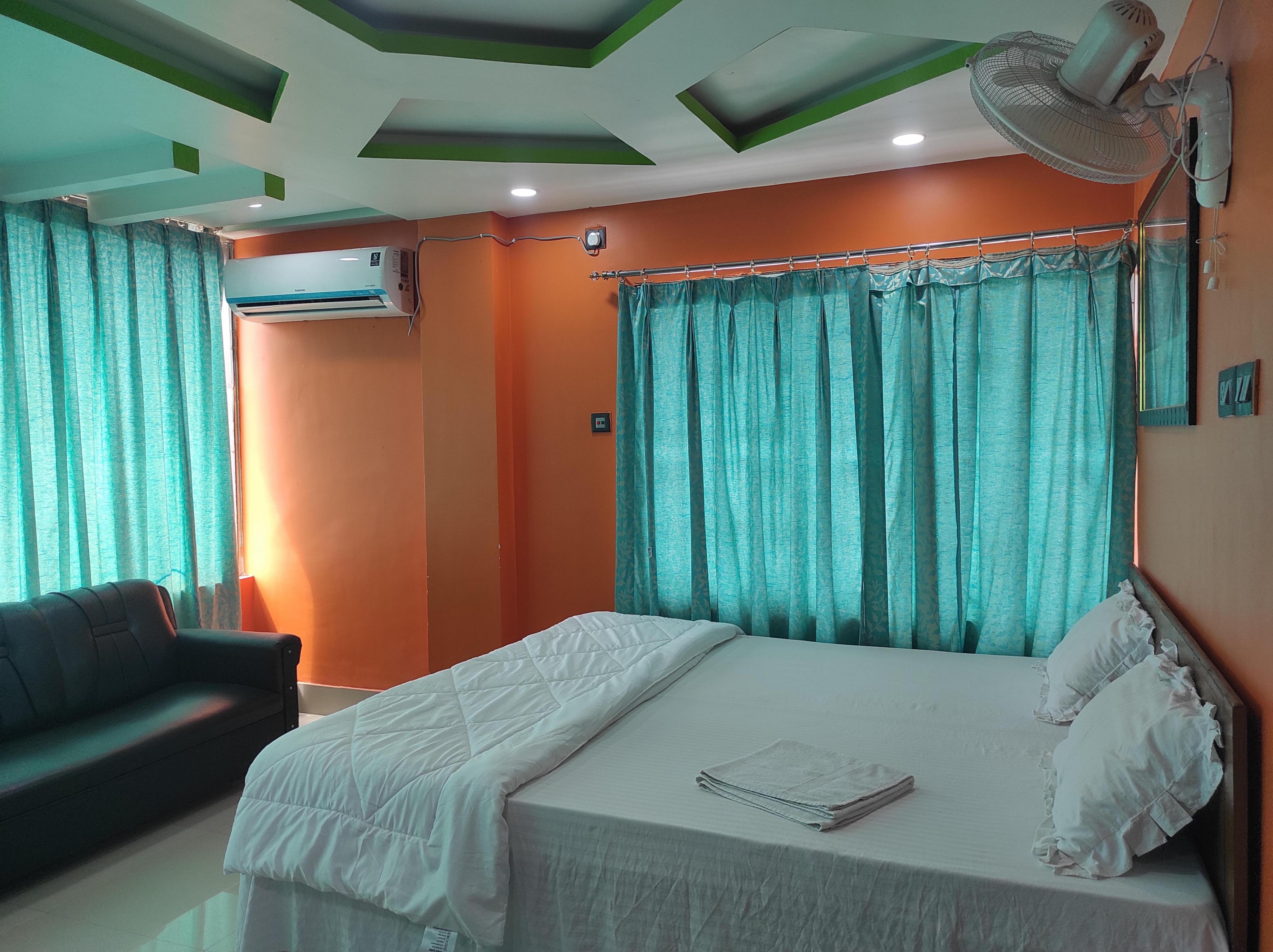 Hotel Raj Room Type - Deluxe Room