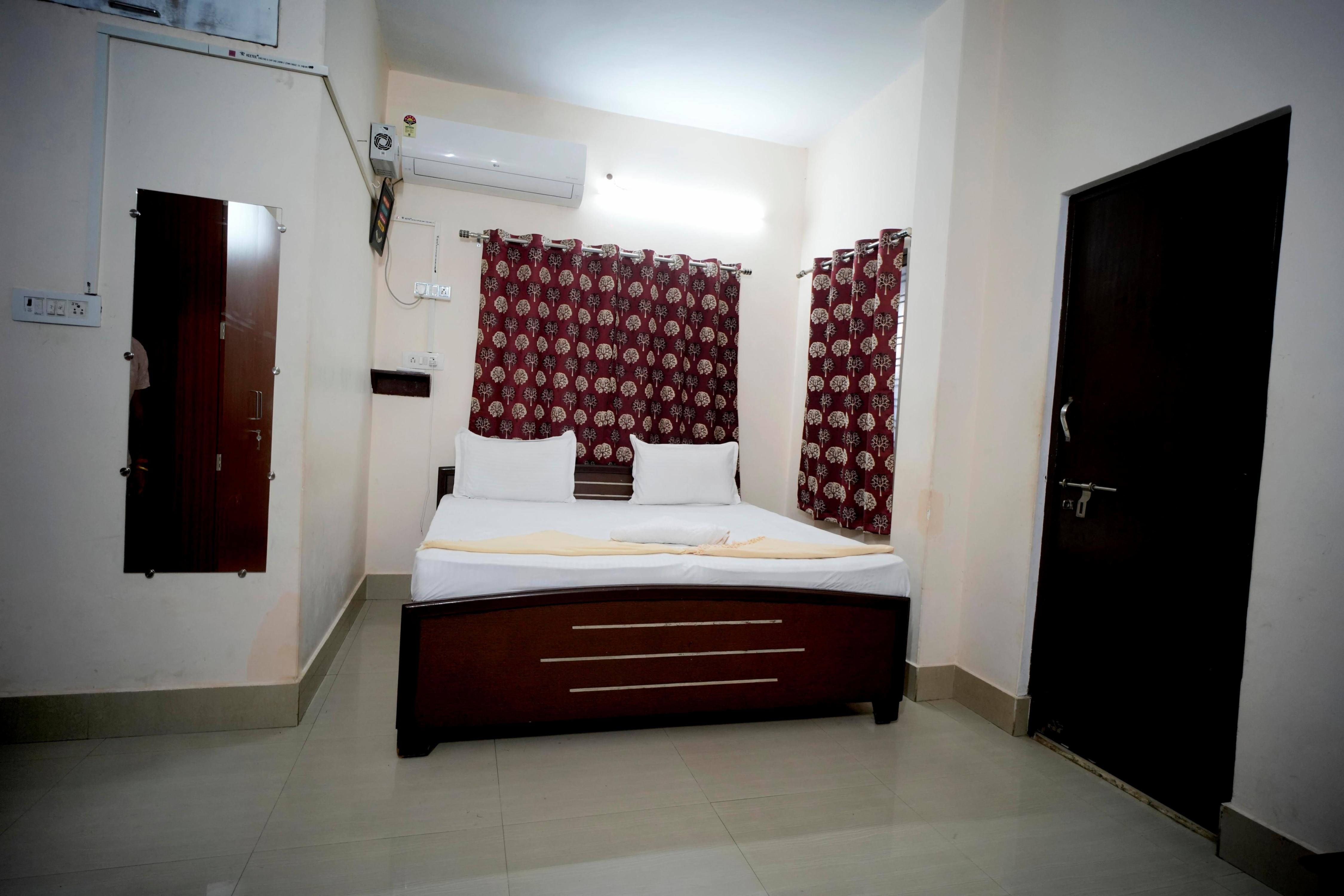 Banaras Gully House | Dorms & Rooms Room Type - Deluxe King Room