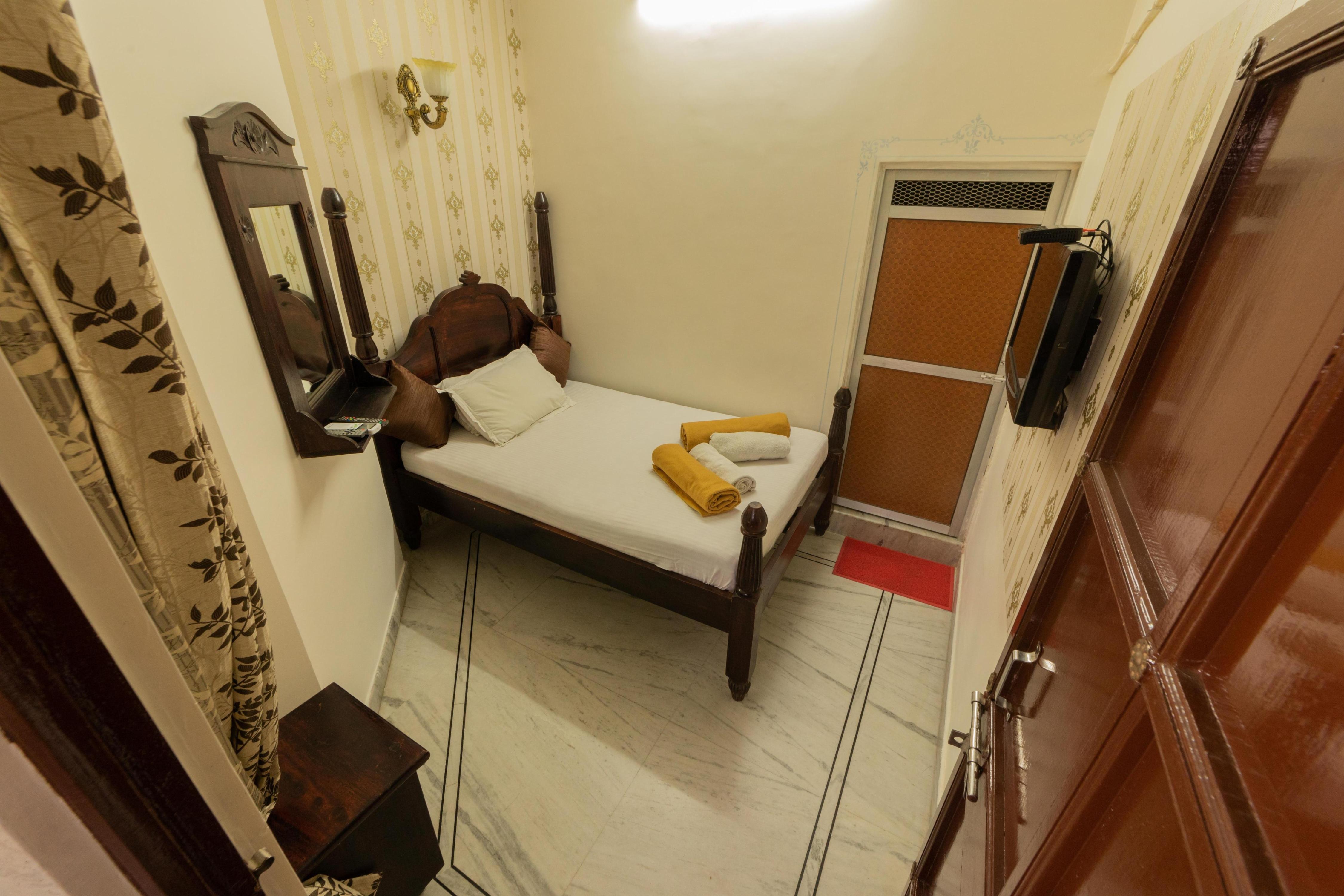 Whereabout Hostel |Rooftop Restaurant at Lake Pichola| Room Type - Cozy Presidential Ensuite