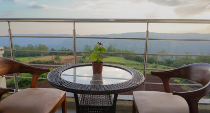 Strawberry King Resort Room Type - Luxury Room with Valley View King Bed