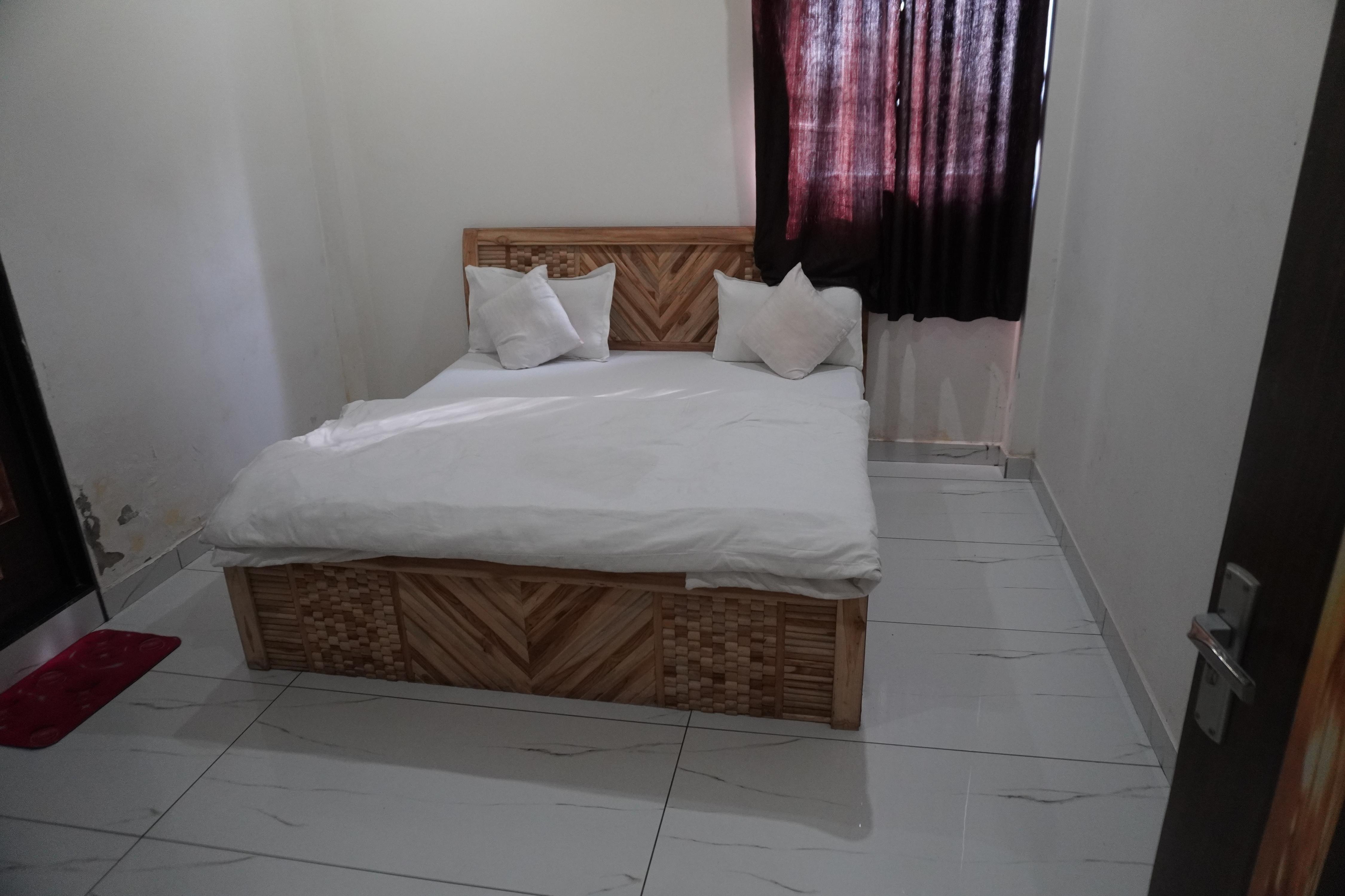 Hotel Ram Basant Room Type - Deluxe Double Room