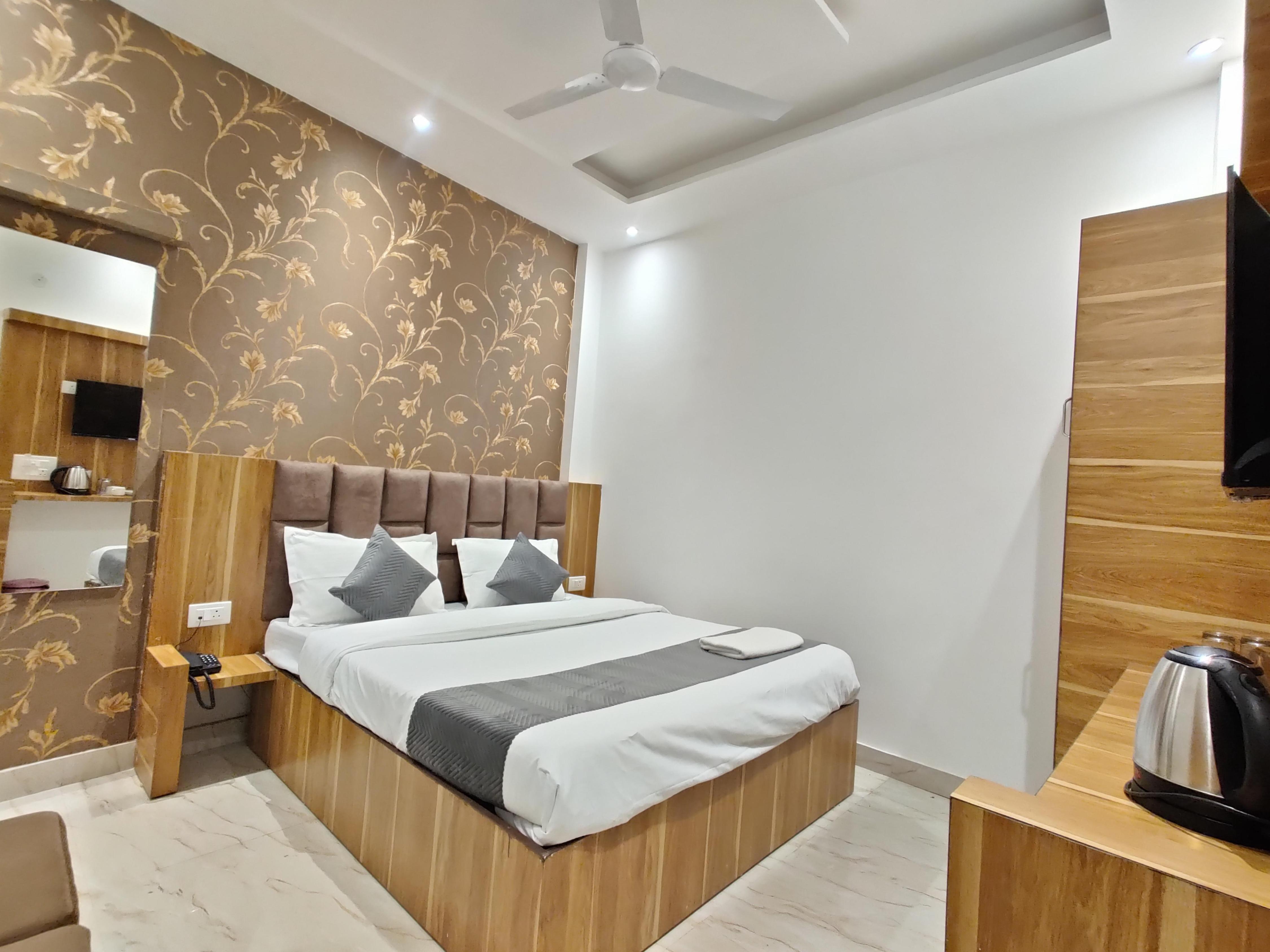 Hotel RS Inn Near Golden Temple Room Type - Super Deluxe Room with window and free parking
