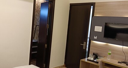 The Royal Oak Premier - Unitech Cyber Park Room Type - DELUXE ROOM