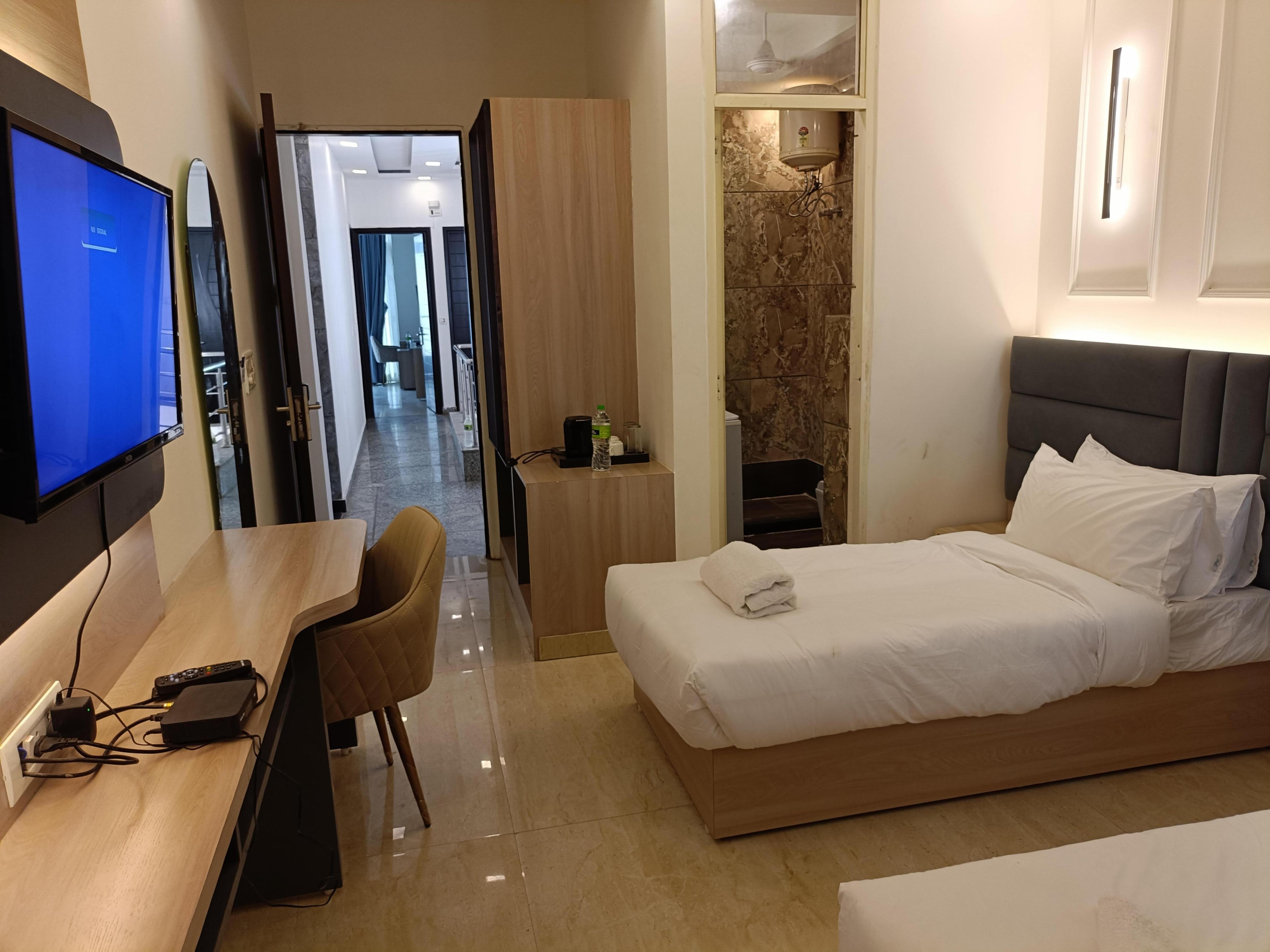 The Royal Oak Premier - Unitech Cyber Park Room Type - TWIN ROOM
