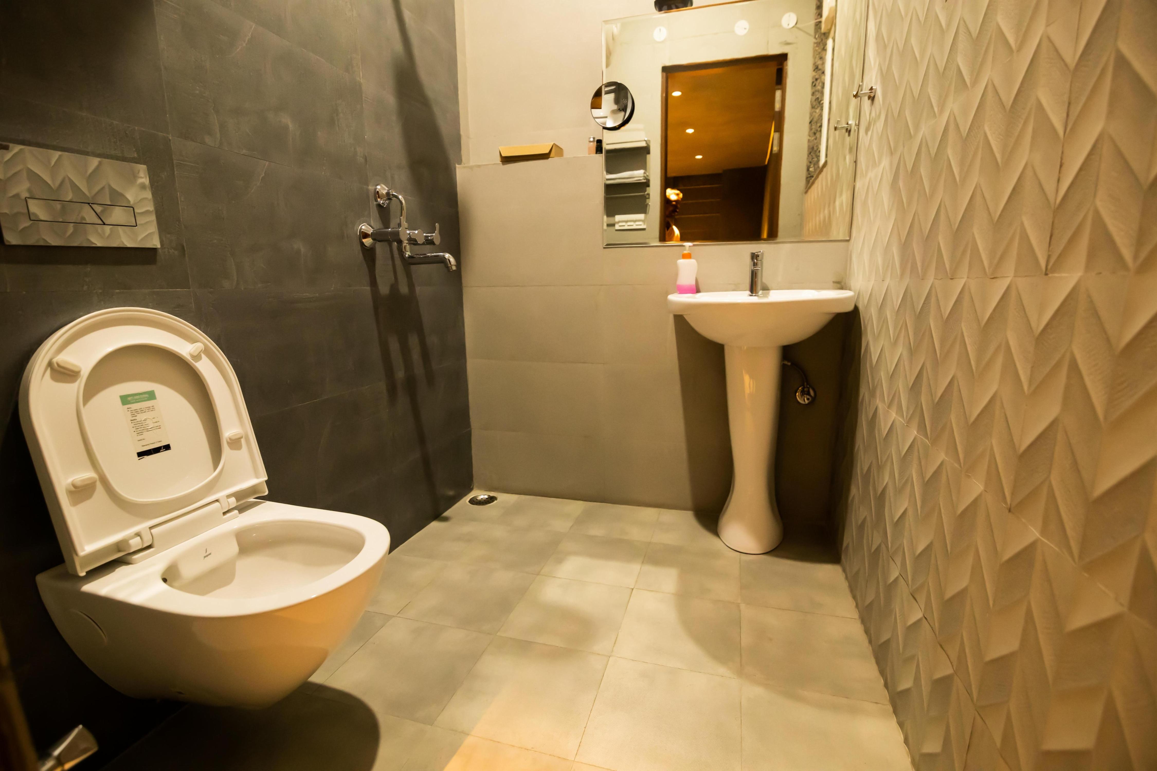 Aarna Luxury With Terrace - Tap to explore photos