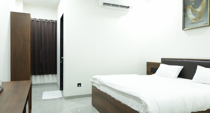 G R IMPERIAL HOTEL LLP Room Type - DELUXE